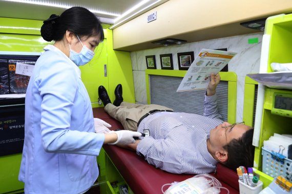 18일 한화토탈 대산공장과 서울사무소에서 열린 헌혈행사에서 한 직원이 헌혈을 하고 있다.