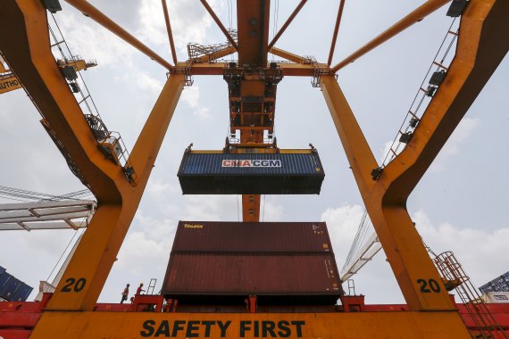 FILE PHOTO - A shipping container is lifted from a truck to load onto a ship at a port in Bangkok, Thailand, March 25, 2016. REUTERS/Athit Perawongmetha/File Photo GLOBAL BUSINESS WEEK AHEAD /사진=연합 지면외신화상