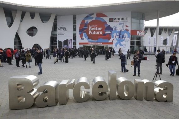 오는 25일(현지시간) 스페인 바르셀로나에서 개막하는 MWC 2019에서 블록체인 관련 컨퍼런스와 전시가 이어질 예정이다. 사진은 지난해 열린 MWC 2018 전시장 전경.