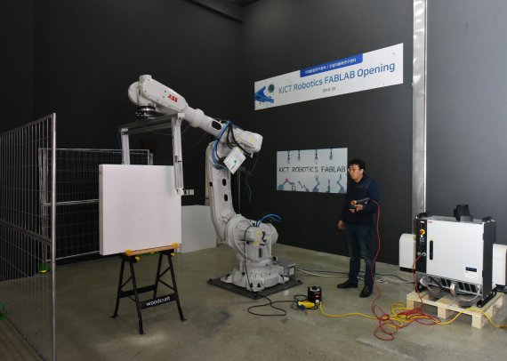 로보틱스 프리팹 랩에서는 산업용 로봇을 통해 건설 부자재를 사전에 제작해 볼 수 있다. 대형 로봇 팔과 가공 장치를 이용해 최대 3m 크기의 건설 부자재 제작은 물론 건설 자동화 작업기술 개발과 기술검증을 할 수 있도록 마련돼 있다. 사진=한국건설기술연구원