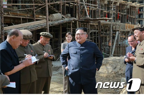 돈 맛 아는 北 청년들, 시장으로 향하는 이유는..