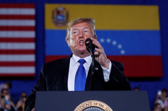 최후통첩 보낸 트럼프도널드 트럼프 미국 대통령이 18일(현지시간) 플로리다주 마이애미의 플로리다 국제대학에서 베네수엘라 국기를 걸어 놓고 연설하고 있다. 로이터 연합뉴스