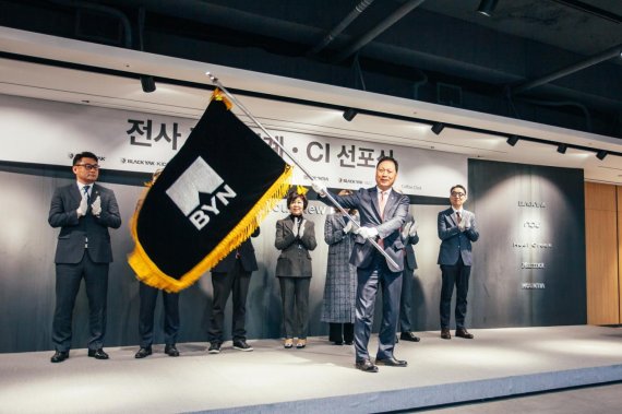 강태선 블랙야크 회장이 18일 새 CI가 적용된 회사 깃발을 흔들고 있다.