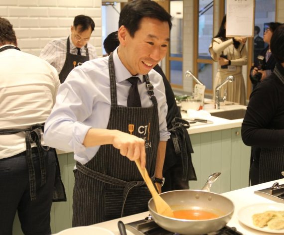 'CJ Friends of K-Culture' 행사에 참석한 제임스 최(James Choi) 주한 호주 대사가 비비고 만두를 활용한 요리를 하고 있다. CJ 제공
