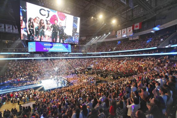 ‘KCON 2018 뉴욕’ K팝 콘서트에서 약 2만4000여명이 모여 축제를 즐기고 있다.