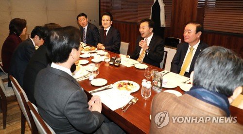 바른미래당, 민주평화당, 정의당 대표 및 원내대표, 의원들이 지난달 19일 서울 마포의 한 호텔에서 선거제 개혁 패스트트랙 논의를 하기 위해 회동하고 있다.
