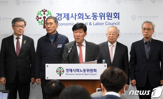 노사정(勞使政) 사회적 대화 기구인 경제사회노동위원회(경사노위)가 탄력근로제 단위 기간을 현행 최대 3개월에서 최대 6개월로 연장하는 방안에 합의한 19일 오후 서울 경사노위에서 이철수 경사노위 노동시간제도개선위원회 위원장이 합의 결과를 발표 하고 있다. 왼쪽부터 이재