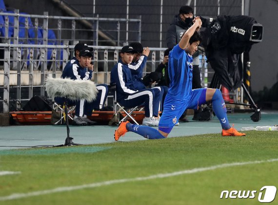 19일 울산 문수경기장에서 열린 아시아축구연맹 챔피언스리그(ACL) 플레이오프 울산현대와 페락(말레이시아)의 경기 전반 울산 김인성이 황일수의 부상으로 교체 준비하고 있다. 2018.2.19/뉴스1 © News1 이윤기 기자