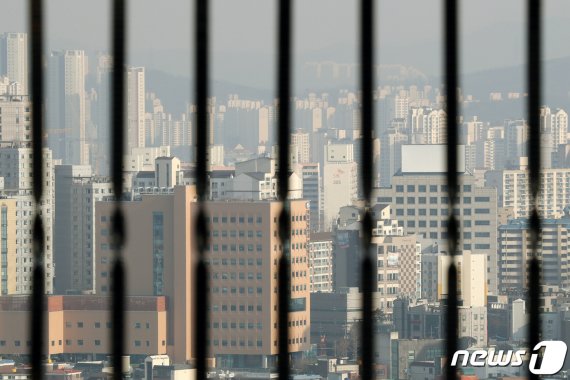 수도권 지역 초미세먼지 농도가 '나쁨' 수준을 보인 12일 오후 경기도 수원시 서장대에서 바라본 수원 도심이 초미세먼지로 뿌옇게 보이고 있다. 2019.2.12/뉴스1 © News1 조태형 기자