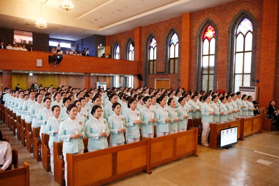 경인여자대학교 간호학과는 지난 달 25일 시행된 ‘제59회 간호사 국가고시’에서 응시생이 100% 합격했다. 경인여대 간호학과 학생들이 나이팅게일 선서를 하고 있다.