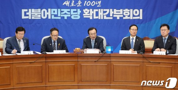 우경화·탄핵불복vs재판불복·블랙리스트…민주-한국 프레임 싸움