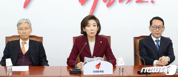 우경화·탄핵불복vs재판불복·블랙리스트…민주-한국 프레임 싸움