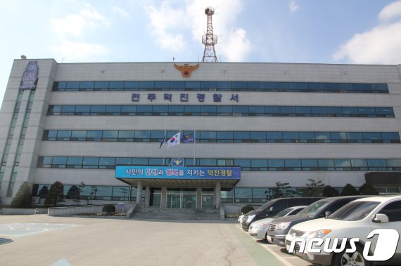 독서실 책상 밑에 휴대전화 부착하고 女고생 몰래..