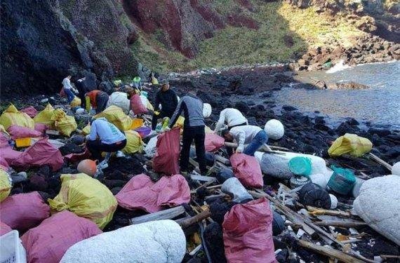 사단법인 제주도바다환경보전협의회가 제주시 한경면 차귀도 해안에서 해양쓰레기를 수거하고 있다. /사진=fnDB