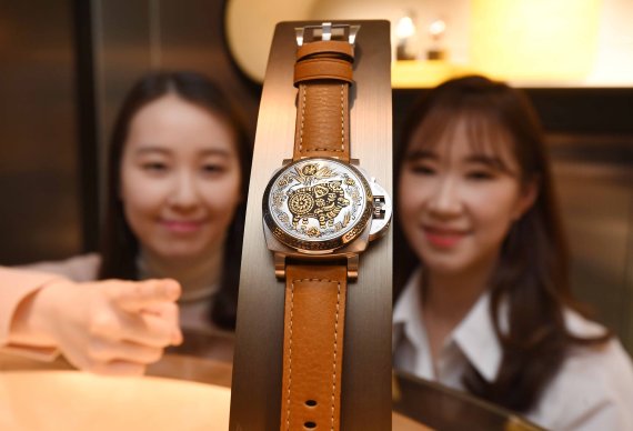 현대百, 전세계 88개 한정 제작된 '황금돼지' 시계 공개