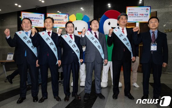 중소기업중앙회장 후보자들이 20일 서울 여의도 중소기업중앙회에서 열린 제26대 중소기업중앙회장 후보자 공개토론회에 앞서 손을 맞잡고 준법선거를 다짐하고 있다. 왼쪽부터 원재희, 이재광, 주대철, 김기문, 이재한 후보, 김기순 중소기업중앙회장 선거관리위원장. 2019.2