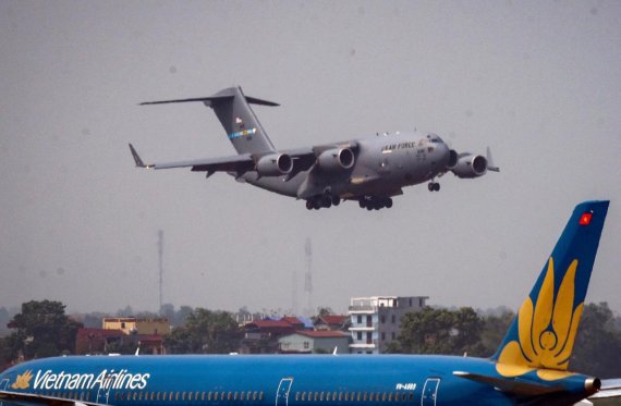 미국 C-17 수송기가 20일 베트남 하노이 노이바이 국제공항에 착륙하고 있다. 베트남 현지 언론에 따르면 이 수송기에는 이번 2차 북·미 정상회담 관련 물품이 실린 것으로 추정된다. 연합뉴스