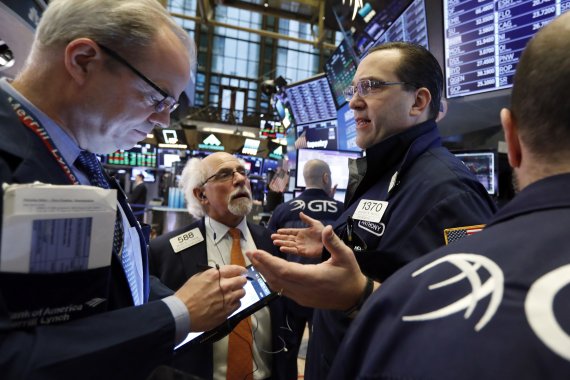 FILE- In this Feb. 15, 2019, file photo specialist Anthony Matesic, right, works with traders on the floor of the New York Stock Exchange. (AP Photo/Richard Drew, File) /사진=연합 지면외신화상
