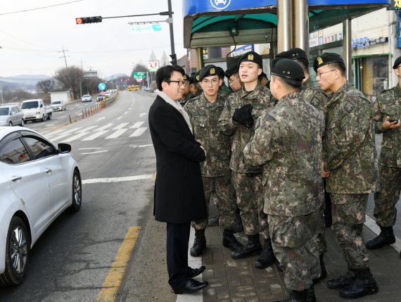 최종환 파주시장 평일 외출 군장병 동행. 사진제공=파주시