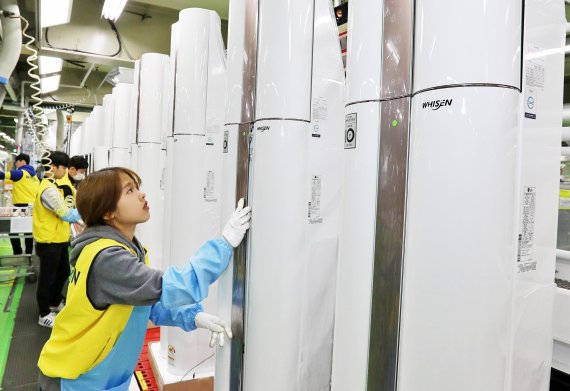 LG전자 직원들이 20일 경남 창원사업장에서 휘센 씽큐 에어컨을 생산하고 있다. /사진=LG전자 제공