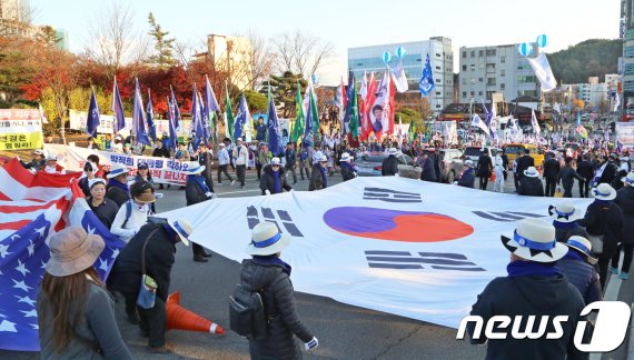 국민 10명 중 6명 "한국당, 태극기 부대와 단절해야"