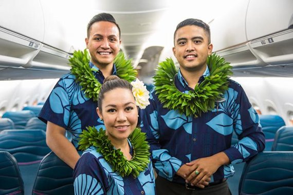 하와이어를 사용할 수 있는 하와이안항공 승무원들이 기념촬영을 하고 있다. /사진=하와이안항공