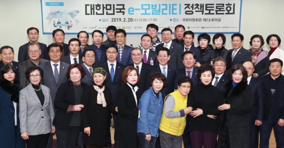 전남도는 지난 20일 국회의원회관에서 산·학·연·관 관계자가 참여한 가운데 '대한민국 e-모빌리티 산업 발전을 위한 정책토론회'를 갖고 e-모빌리티 산업 발전 방향과 비전을 모색했다.사진=전남도 제공