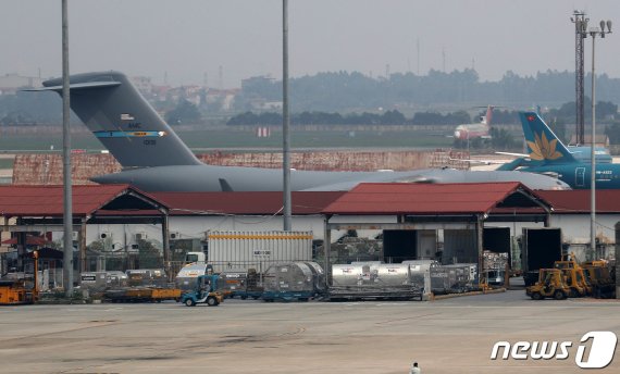 2차 북미정상회담을 일주일 앞둔 20일 베트남 하노이 노이바이국제공항에 도착한 미국 C-17수송기가 계류돼있다. 뒤쪽 꼬리날개에 성조기가 보인다. 2019.2.20/뉴스1 © News1 박세연 기자