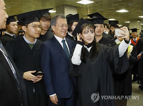 문재인 대통령이 21일 오전 경기도 부천시 유한대학교에서 열린 졸업식에서 졸업생들과 함께 셀카를 찍고 있다. 유한대학교는 독립운동가이자 기업인, 교육자로 한평생 국민과 국가를 위해 봉사한 유일한 박사가 설립한 학교로 현재 고등직업교육 기관으로 높은 평가를 받는 대학이다.