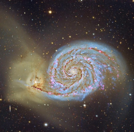 대표적인 충돌 은하인 부자은하, M51의 모습. M51의 나선팔 끝에 동반 은하인 NGC 5195가 있다. NGC 5195는 M51을 스쳐 지나가면서 서로의 인력으로 팔이 연결되었다. 이처럼 이웃 은하들은 때로 가까운 거리를 스쳐 지나가며 상호작용을 주고받기도 하는데, 그러한 상호작용이 은하의 회전에 직접적인 영향을 미친다는 관측 증거를 이번에 최초로 발견했다. (사진 출처: CAHA, Descubre, DSA, OAUV)