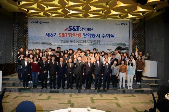 S&T장학재단은 21일 오전 창원 리베라컨벤션에서 '제6기 S&T장학생 장학증서 수여식’을 열었다고 밝혔다. 이날 장학증서 수여식은 S&T장학재단 이사장인 최평규 S&T그룹 회장을 비롯한 재단 관계자와 전국에서 선발된 이공계 대학생 40명의 장학생 등 50여명이 참석한 가운데 진행됐다. 행사를 마친 뒤 참석자들이 단체 기념촬영을 하고 있다.