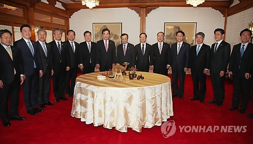 21일 오후 서울 종로구 삼청동 총리공관에서 열린 고위 당정청 협의회에서 참석자들이 기념촬영을 하고 있다. 이날 민주당에서는 이해찬 대표와 홍영표 원내대표, 조정식 정책위의장이 참석했으며 정부 측에서는 이낙연 국무총리와 홍남기 부총리 겸 기획재정부 장관, 강경화 외교부 장관, 김부겸 행안부 장관, 성윤모 산업통상자원부 장관, 노형욱 국무조정실장이 참석했고 청와대에서는 정의용 국가안보실장과 김수현 정책실장과 강기정 정무수석, 정태호 일자리수석, 윤종원 경제수석이 참석했다.