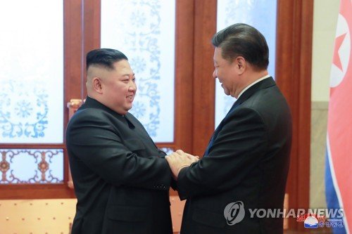 지난 1월 8월 방중한 김정은 북한 국무위원장(왼쪽)이 중국 인민대회당에서 시진핑 중국 국가 주석과 인사하고 있다. /사진=연합뉴스