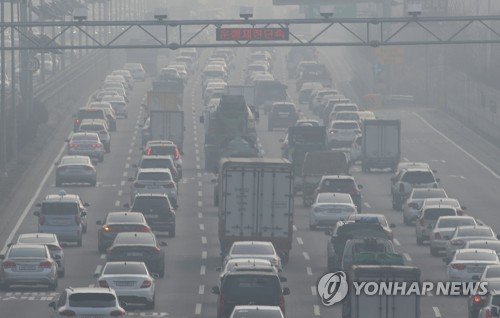 경남도가 미세먼지 특별법 시행 이후 처음으로 오는 22일 오전 6시부터 오후 9시까지 경남 전역에 미세먼지 비상 저감조치를 발령한다. /사진=연합뉴스