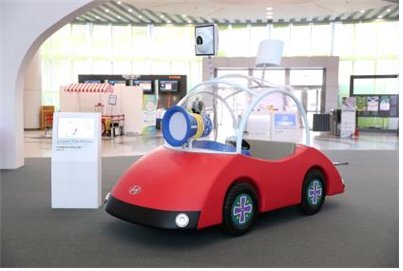 실물모형으로 구현해 국립부산과학관에 전시된 '어린이 상상자동차 그리기 공모전' 대상작 '시각장애인의 눈이 되어주는 자동차'.