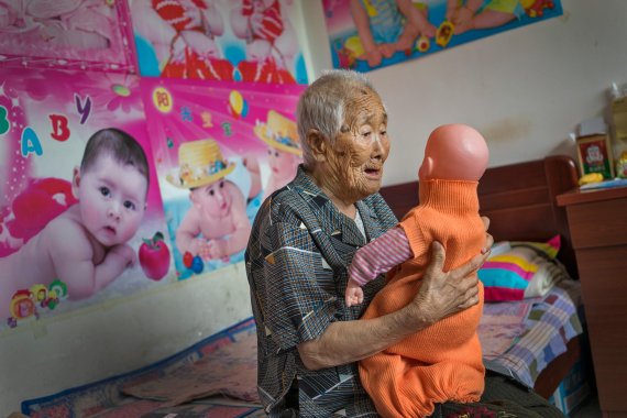 故이수단 할머니(1922 - 2016년, 조선)는 평남 숙천군에서 태어나 1940년 중국 흑룡강성으로 5년간 동원되었다. 임신을 한적이 없으며 아이에 대한 집착이 생겨 사진을 붙이고, 인형을 아기로 생각한다. 사진=안세홍 작가