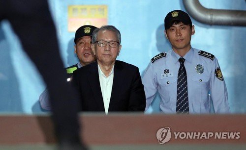 김기춘 전 청와대 비서실장이 지난 2018년 10월 5일 서초동 서울중앙지법에서 열린 박근혜 정부의 보수단체 불법지원(화이트리스트) 관련 선고 공판에서 징역 1년 6개월 실형을 선고받아 구치소로 향하고 있다. 연합뉴스