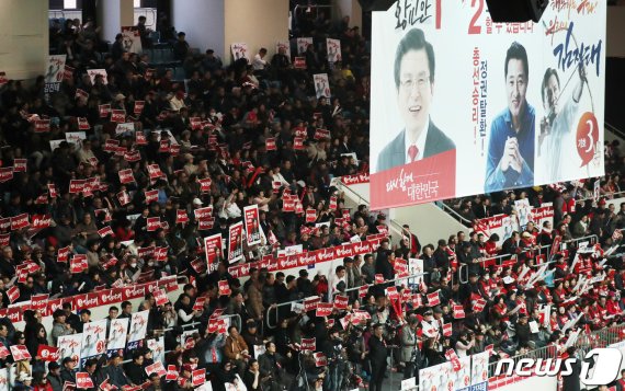'한결 차분해진' 수도권 한국당 연설회…장외경쟁은 '후끈'
