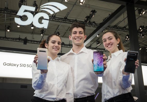삼성전자 모델들이 5G 스마트폰 '갤럭시S10 5G'를 소개하고 있다. 삼성전자 제공