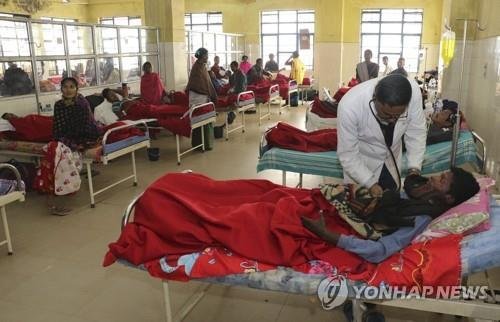 인도 아삼 주의 차 농장에서 밀주를 마시고 치료 받는 환자. [AP=연합뉴스]