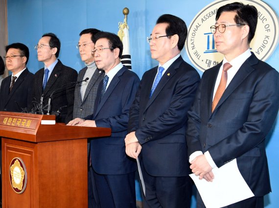 박원순 서울시장이 24일 국회 정론관에서 '5·18의 올바른 인식과 가치 실현을 위한 대한민국 시도지사 공동입장문'을 발표하고 있다. 허종식 인천 정무부시장(왼쪽부터), 송하진 전북도지사, 이용섭 광주시장, 박 시장, 김영록 전남도지사, 양승조 충남도지사. 사진=박범준 기자