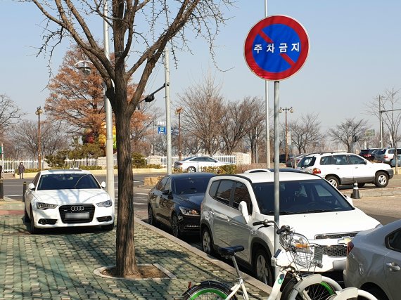 24일 오전 10시 30분 서울의 한 도심. 주차금지 표지판 주변으로 많은 차량들이 주차돼 있다. 인도 위에 주차된 차량들도 심심찮게 찾아볼 수 있었다. / 사진=최재성 기자