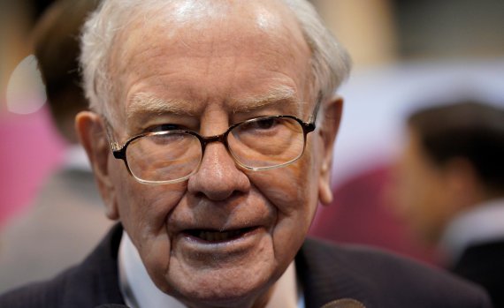 FILE PHOTO: Warren Buffett, CEO of Berkshire Hathaway Inc, tours the exhibit hall at the company's annual meeting in Omaha, Nebraska, U.S., May 5, 2018. REUTERS/Rick Wilking/File Photo <All rights reserved by Yonhap News Agency>