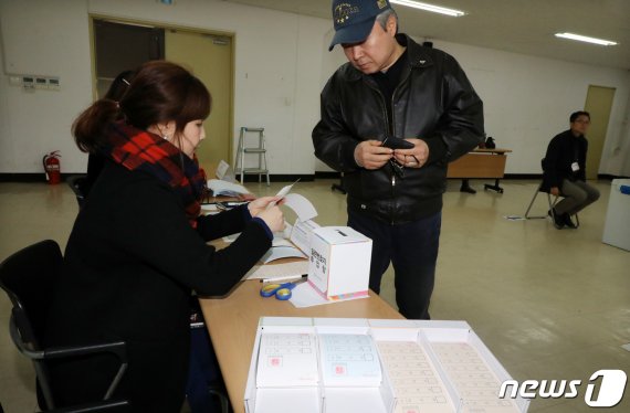 자유한국당 당원이 24일 서울 영등포구 영등포선관위에서 자유한국당 2.27전당대회 시·군·구 당원 사전 현장투표를 하고 있다. 앞서 어제 모바일 투표에는 전체 선거인단 35만7천4백여 명 가운데 7만3천5백여 명이 참여해 20.57%의 투표율을 기록했다. 2019.2.