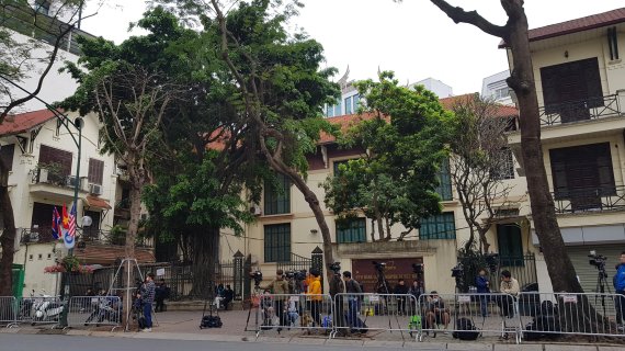 김정은 북한 국무위원장이 머물 가능성이 높은 하노이 멜리아호텔 앞에 취재진들이 대기하고 있다. /사진=이설영 기자