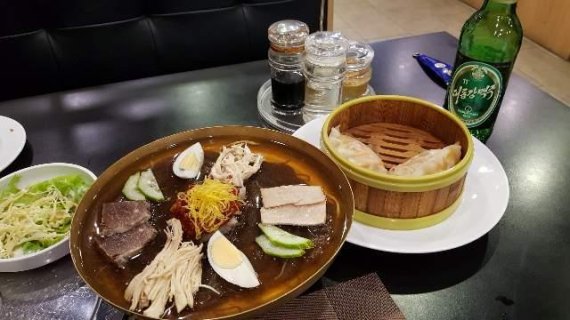베트남 하노이 현지 북한식당 중 하나인 고려식당의 대표 메뉴인 옥류관 평양냉면과 김치왕만두찜. /사진=이설영 기자