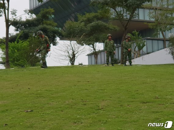24일(현지시간) 베트남 군이 도널드 트럼프 미국 대통령 숙소로 사실상 확정된 하노이 JW메리어트 호텔 내 잔디밭에서 폭발물 탐지 작업을 벌이고 있다. © 뉴스1
