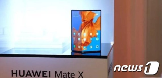 화웨이 폴더블 스마트폰 '메이트X'. (웨이보 캡처) © 뉴스1