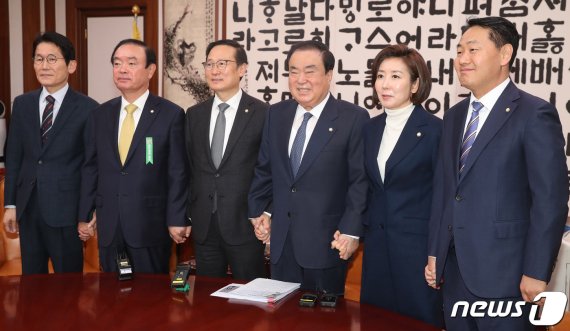 文의장·여야 5당 오늘 회동…국회 정상화·북미회담 지지 논의