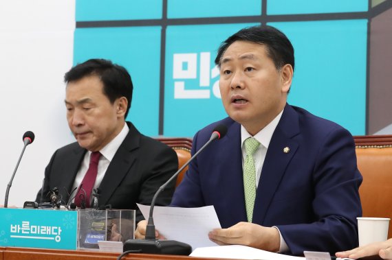 바른미래당 김관영 원내대표(오른쪽)가 25일 국회에서 열린 최고의원회의에서 발언하고 있다. [사진=연합뉴스]